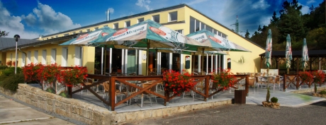 Das Restaurant mit der Außenterrasse und dem Imbiss beim Green Nr. 10.